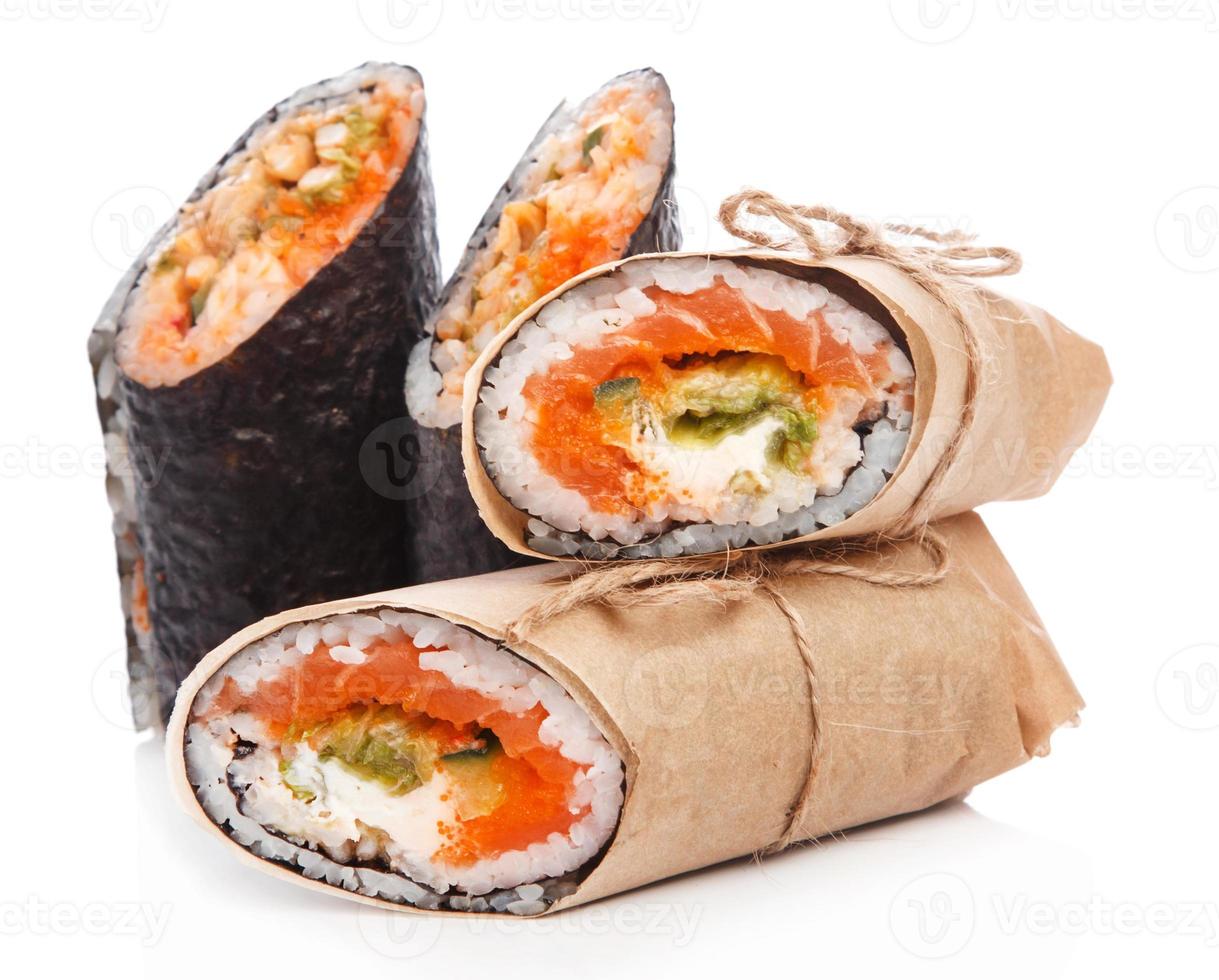 burrito de sushi - novo conceito de comida da moda foto