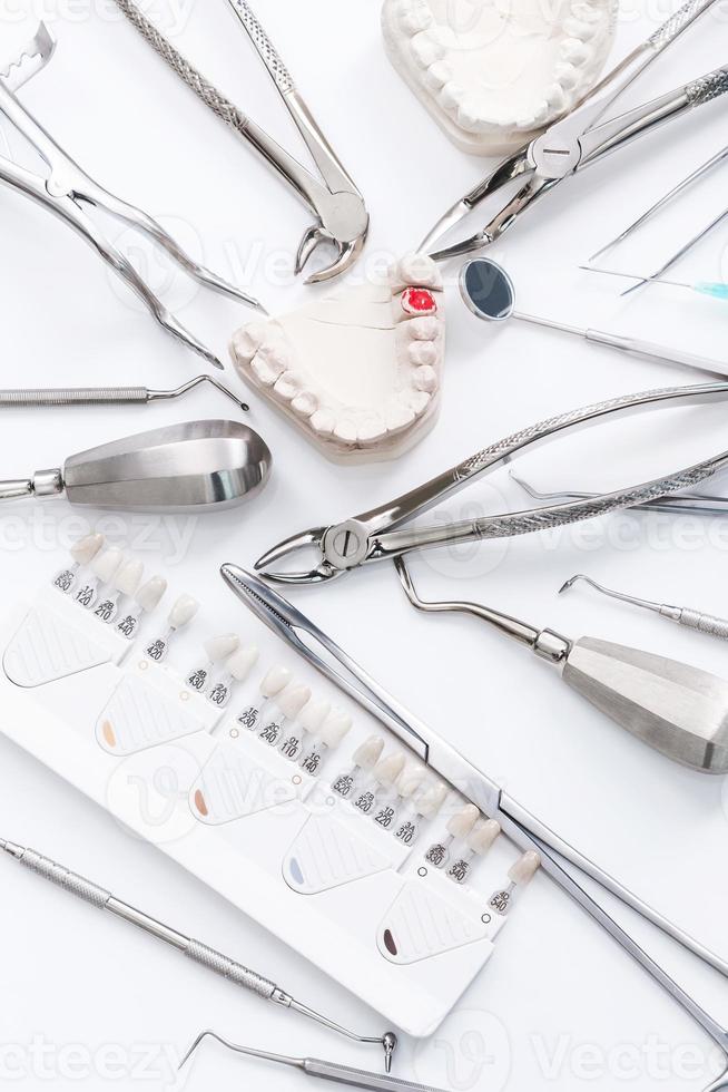 ferramentas odontológicas em fundo branco foto