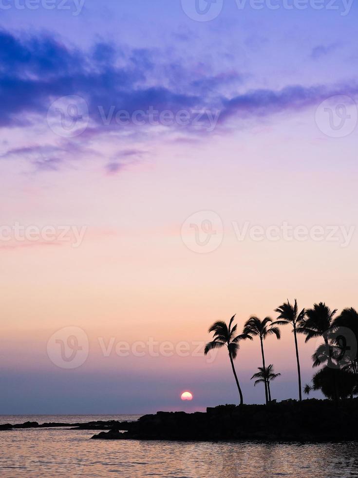 pôr do sol da ilha do Havaí foto