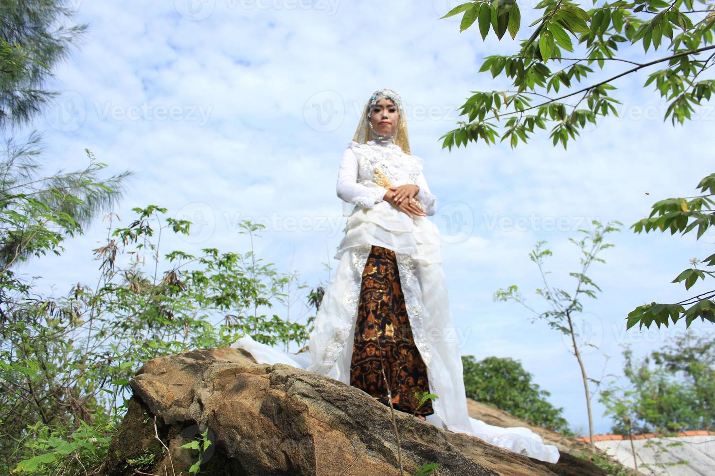 foco seletivo de mulheres que estão usando vestido de noiva típico de java, indonésia foto