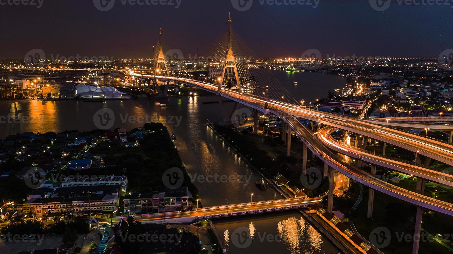 ponte rama 9 na tailândia. o marco. o símbolo é o símbolo do rei da tailândia. vista de pássaro foto