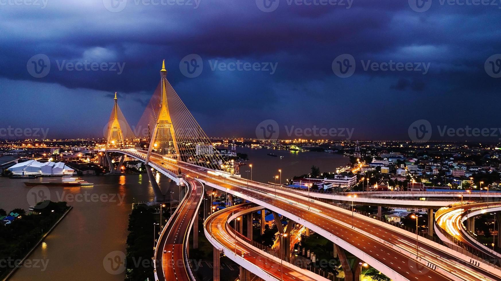 ponte rama 9 na tailândia. o marco da tailândia. o símbolo é o símbolo do rei da tailândia. vista de pássaro foto