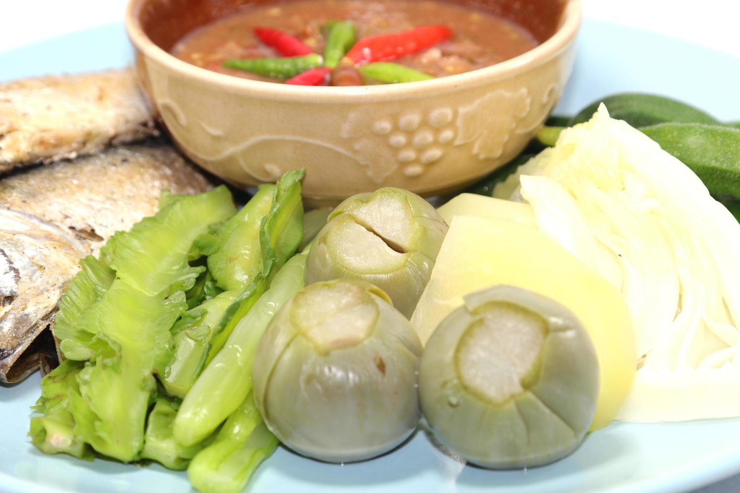 pasta de camarão e pasta de chili de cavala é uma comida tailandesa com sabor azedo e picante. e doce para comer com legumes frescos e legumes cozidos é um alimento saudável que os tailandeses gostam de consumir. foto