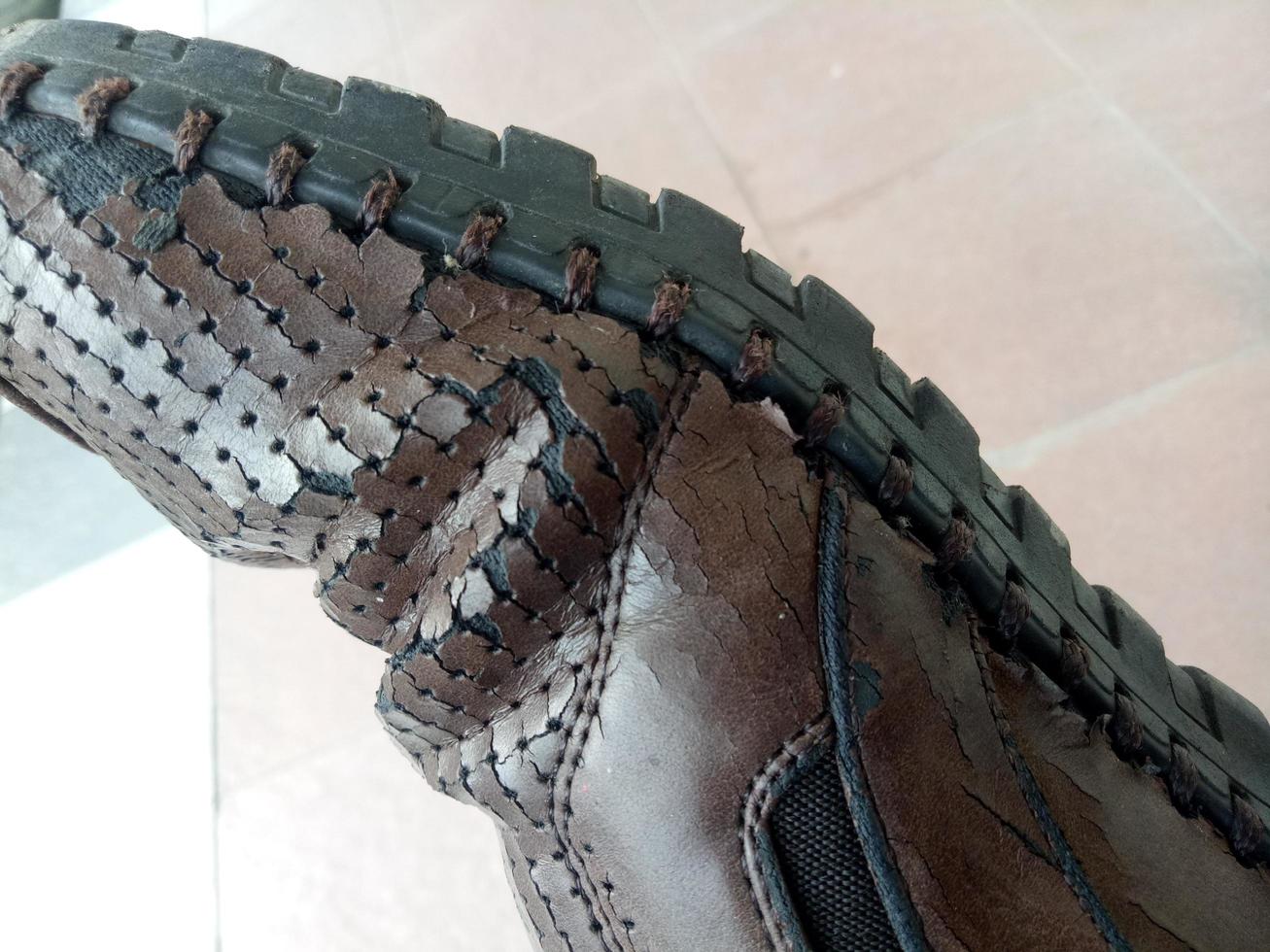 sapatos de chinelo marrom com superfície rachada foto