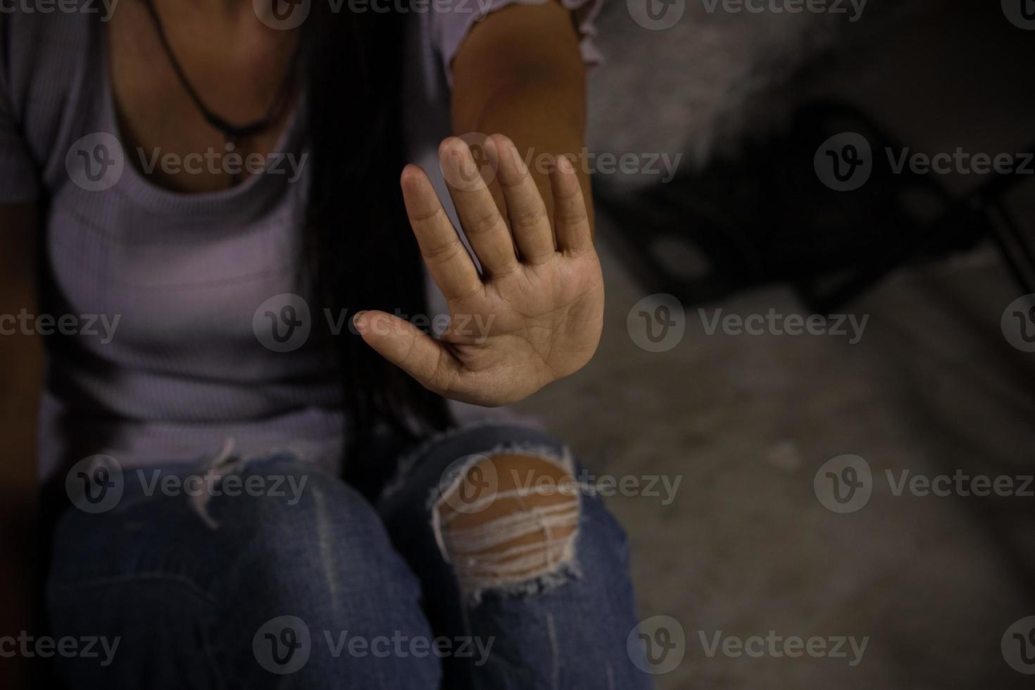 mãos de mulheres asiáticas são proibidas. em tons sombrios estar em negação e expressando restrição. foto