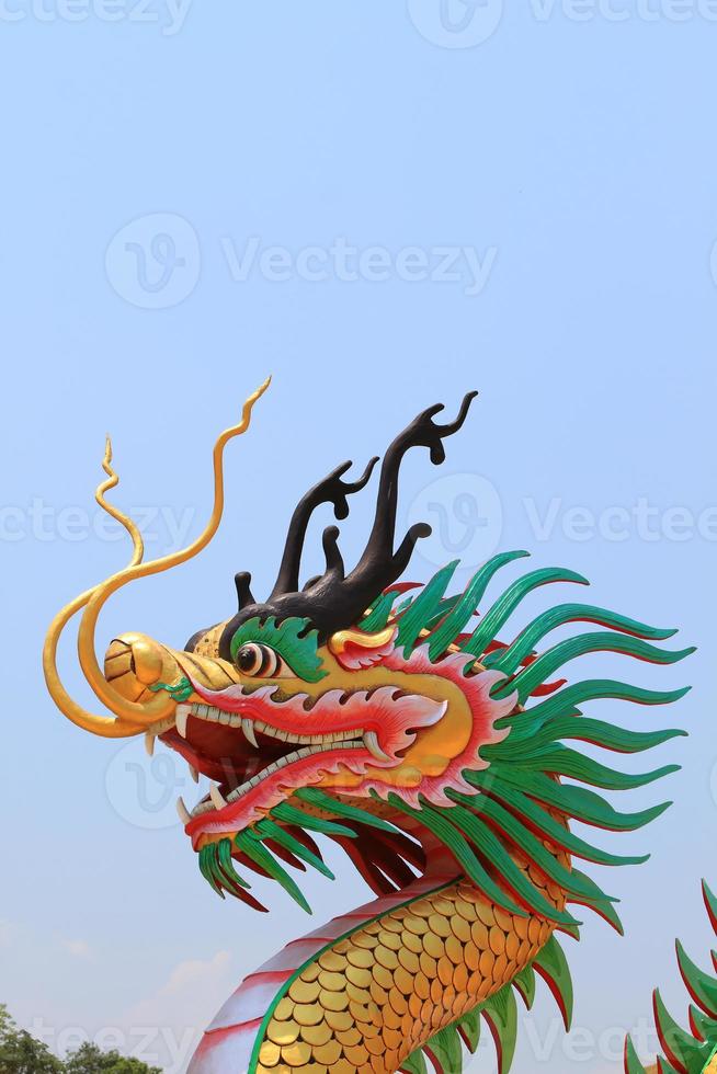 escultura de dragão no céu foto