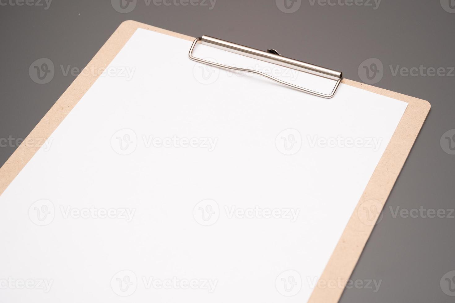 foco seletivo. uma prancheta com uma folha de papel branca foto