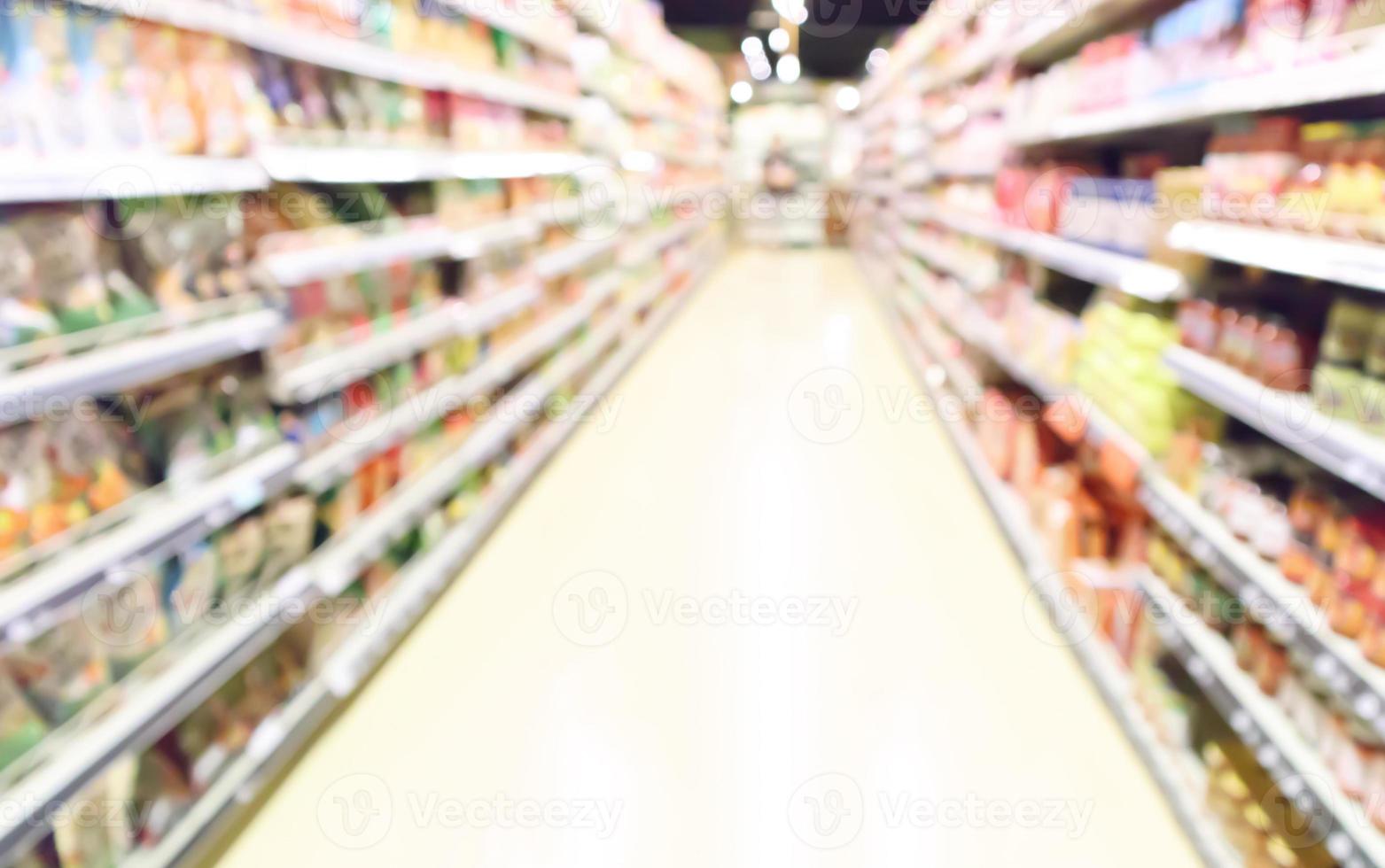 corredor de supermercado desfoque abstrato com produto nas prateleiras fundo desfocado foto