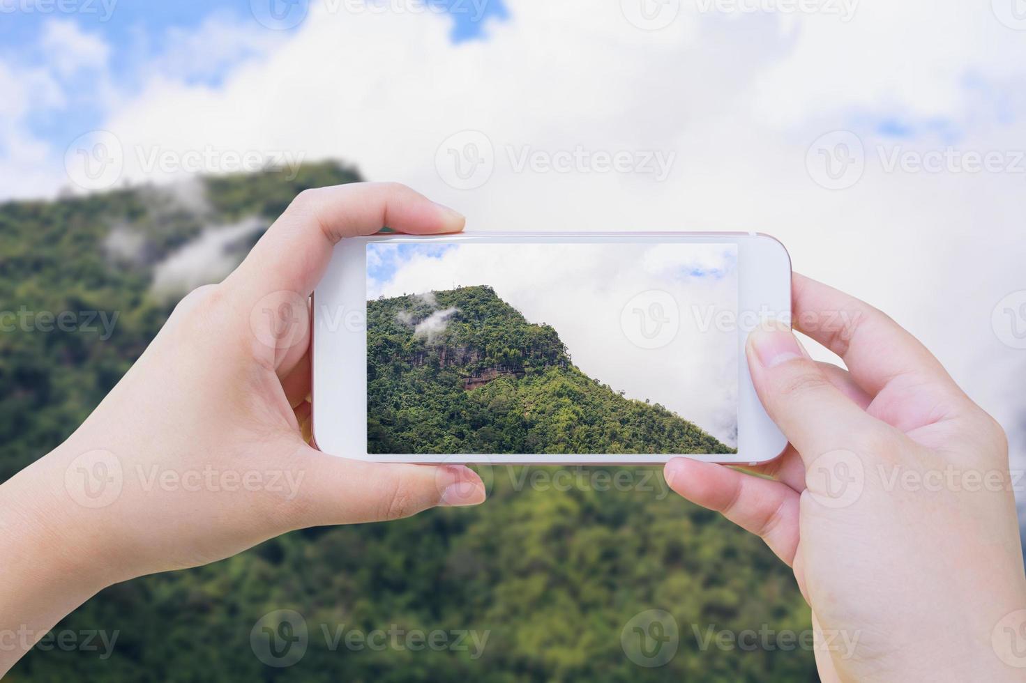 tirando foto da bela paisagem nas montanhas