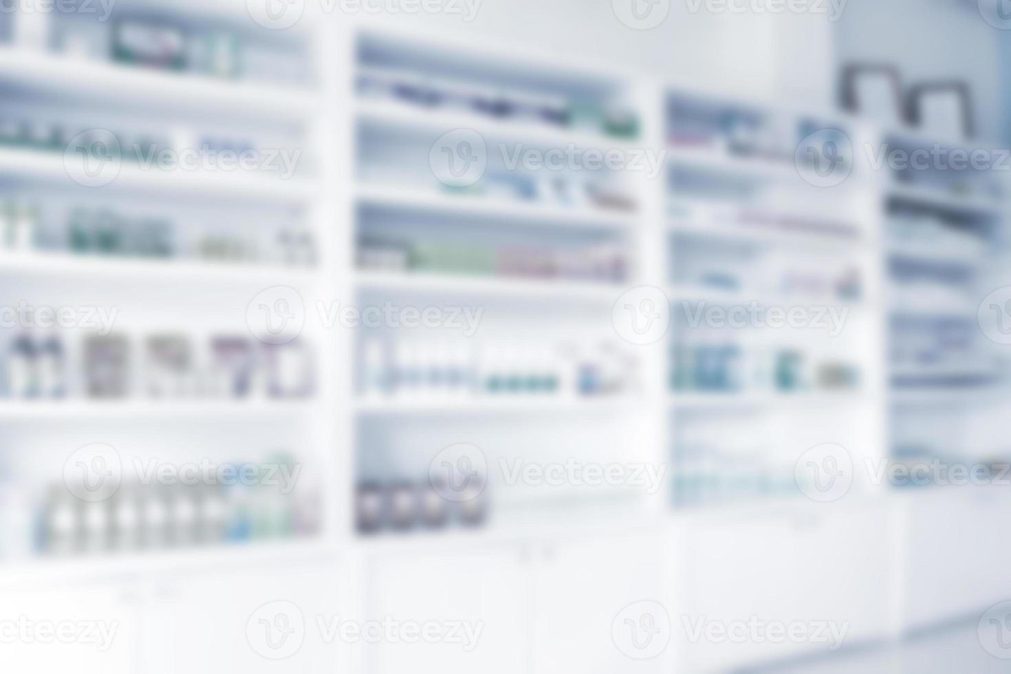 prateleiras de farmácia cheias de medicamentos desfocam o fundo foto