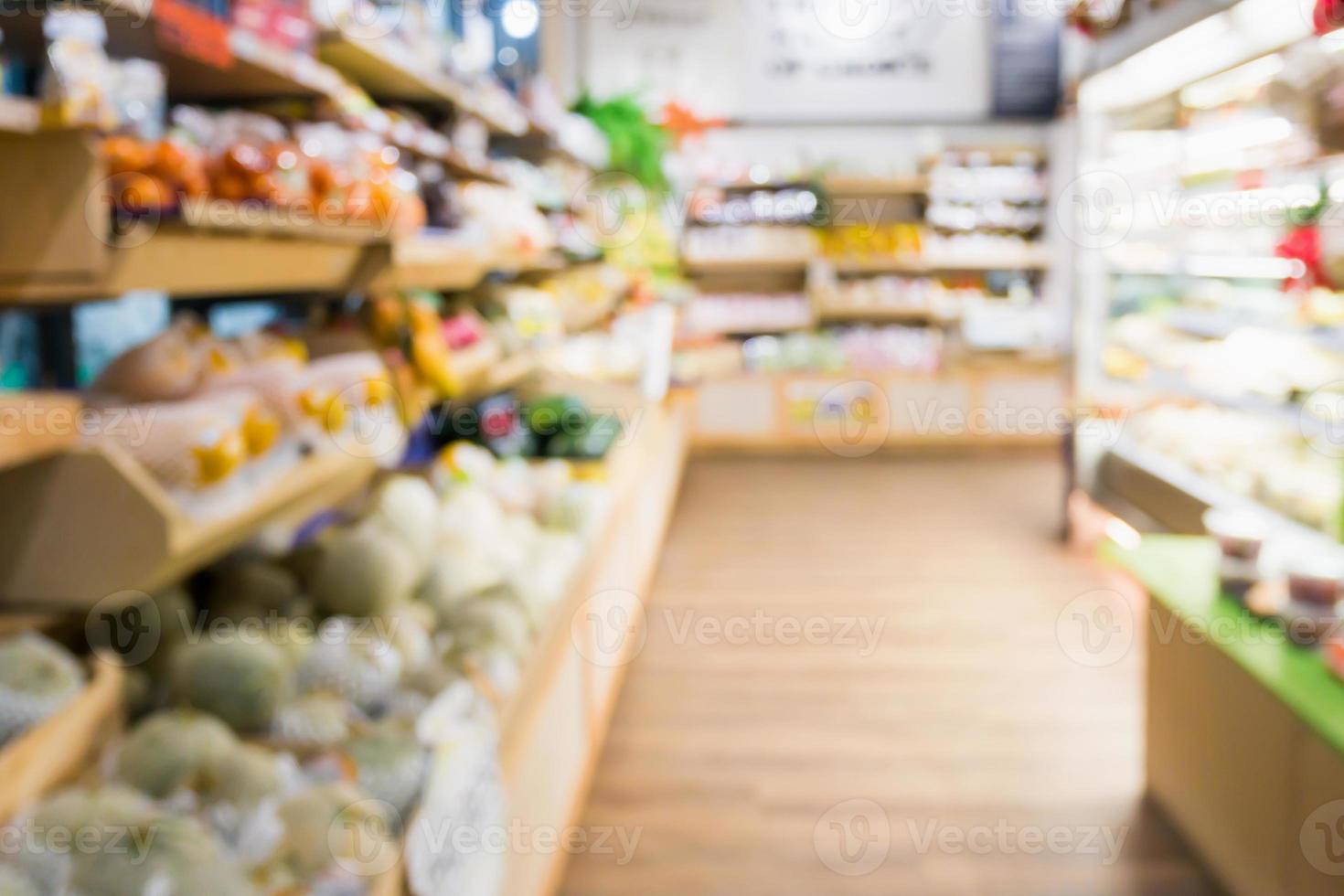 supermercado mercearia com frutas e legumes nas prateleiras fundo desfocado foto