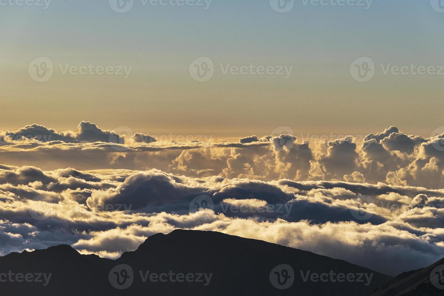 nascer do sol acima das nuvens na cratera haleakala em maui foto