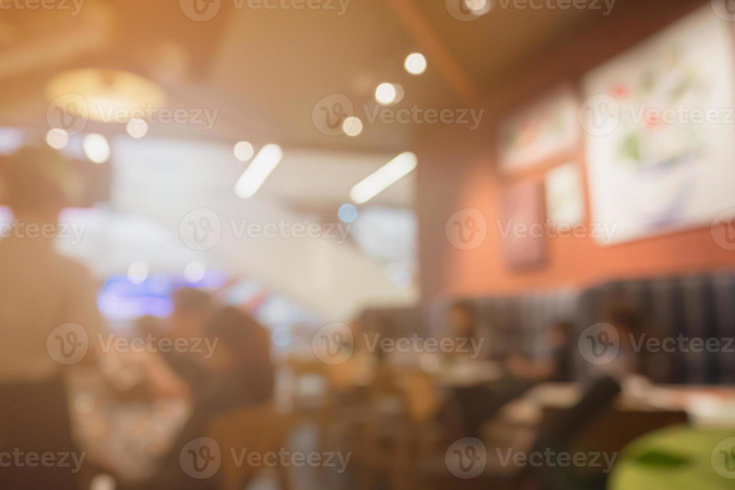 pessoas no interior do café do restaurante com luz de bokeh turva fundo abstrato do cliente foto