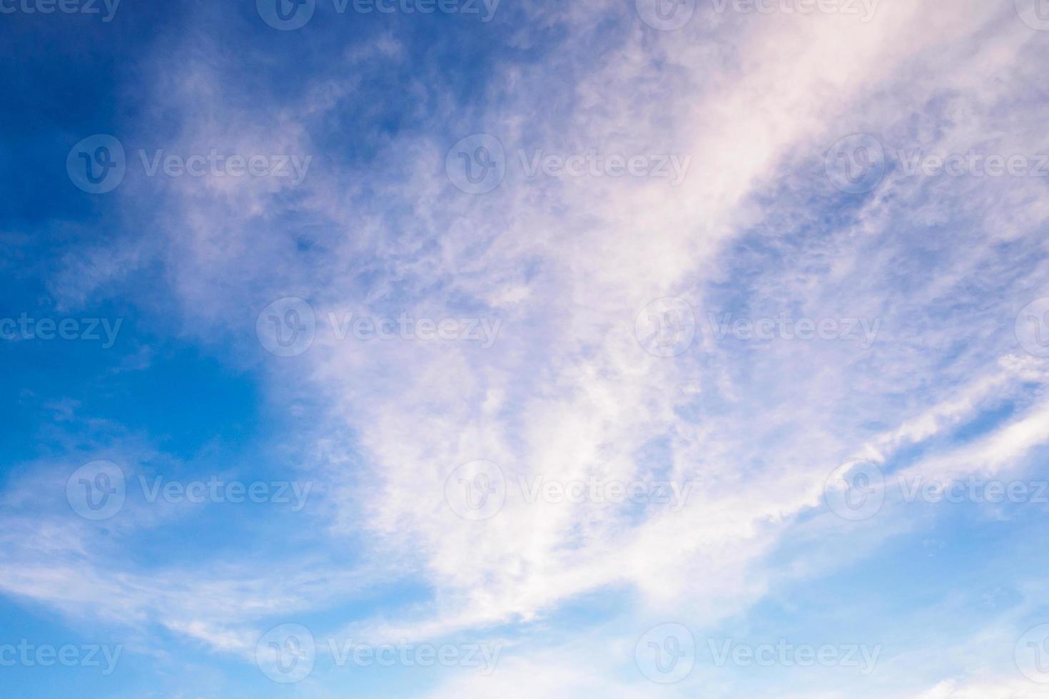 céu azul com nuvens natureza abstrato foto