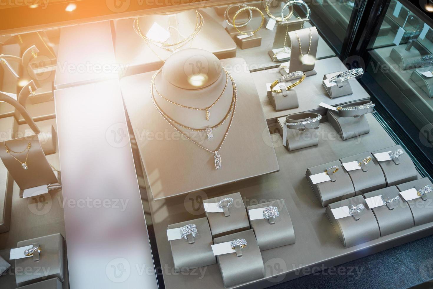 loja de joias de diamantes com anéis e colares vitrine de loja de varejo de luxo foto