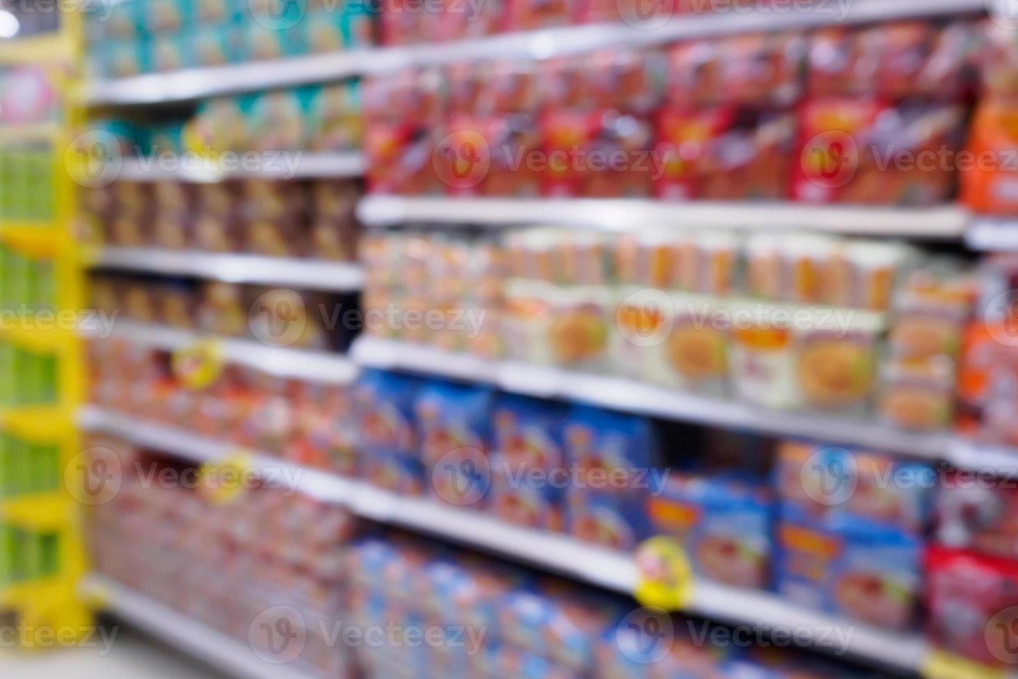 supermercado borrão abstrato com variedade de salgadinhos chips de produtos alimentícios nas prateleiras da loja foto