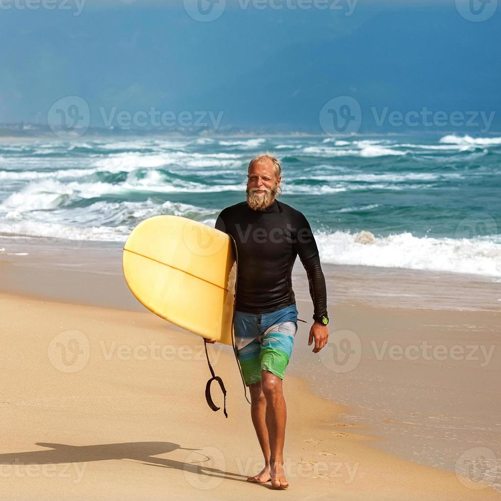 surfista no mar está de pé com uma prancha de surf foto