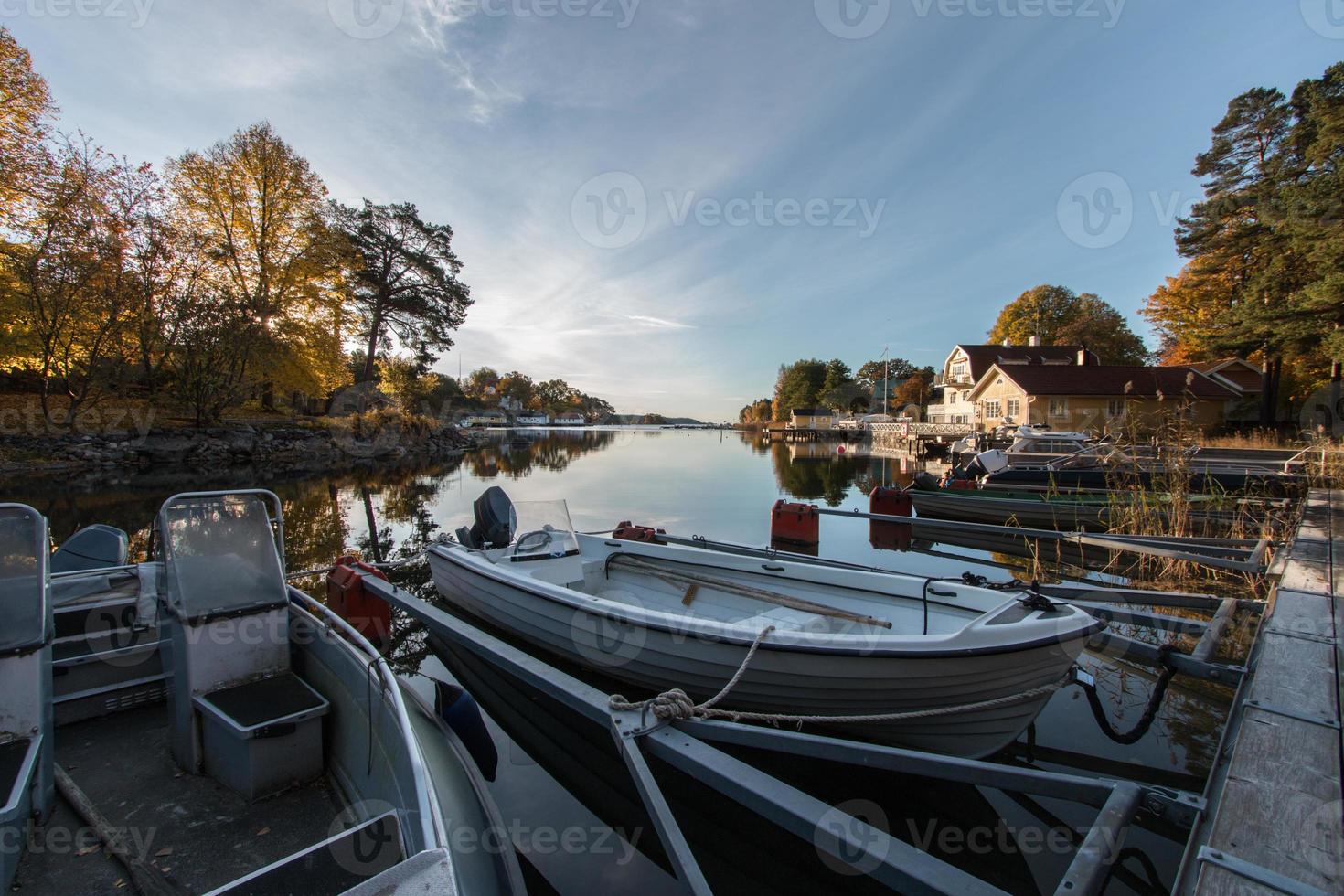 barcos ancorados no início da manhã de outono foto