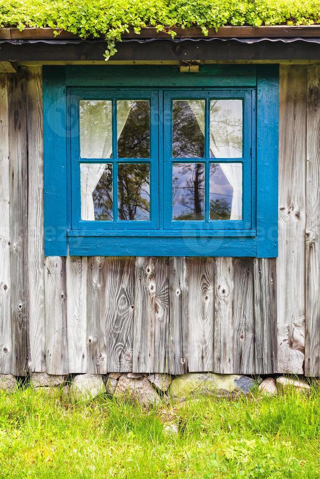 antiga fazenda sueca de madeira com janela azul foto