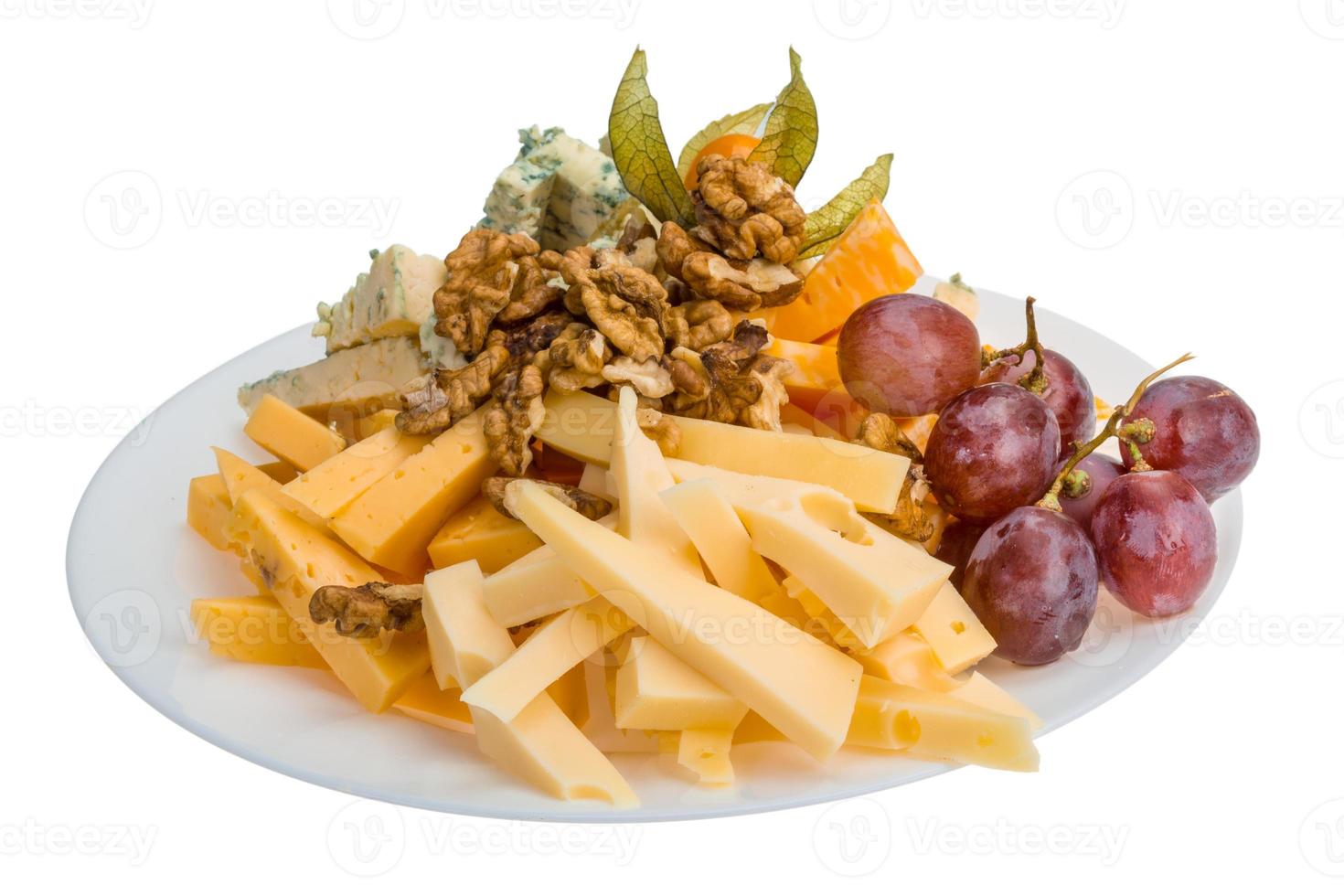 variedade de queijos no prato e fundo branco foto