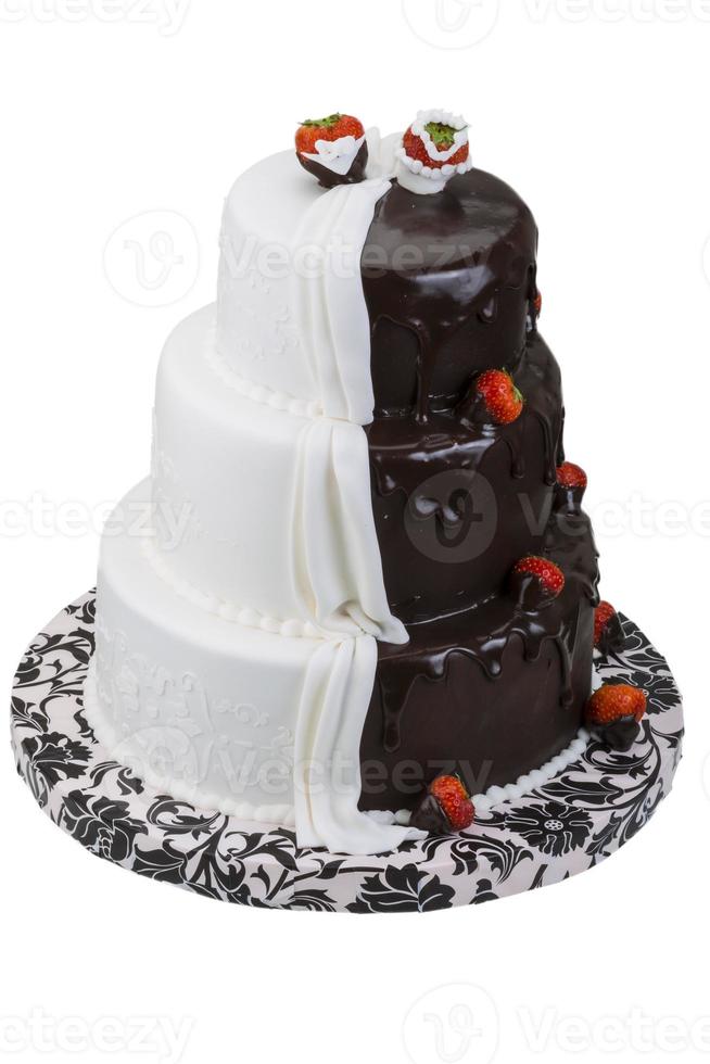 bolo de casamento em fundo branco foto
