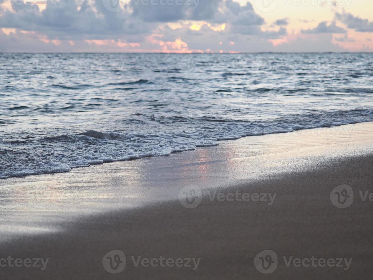 praia crepuscular de waikiki foto
