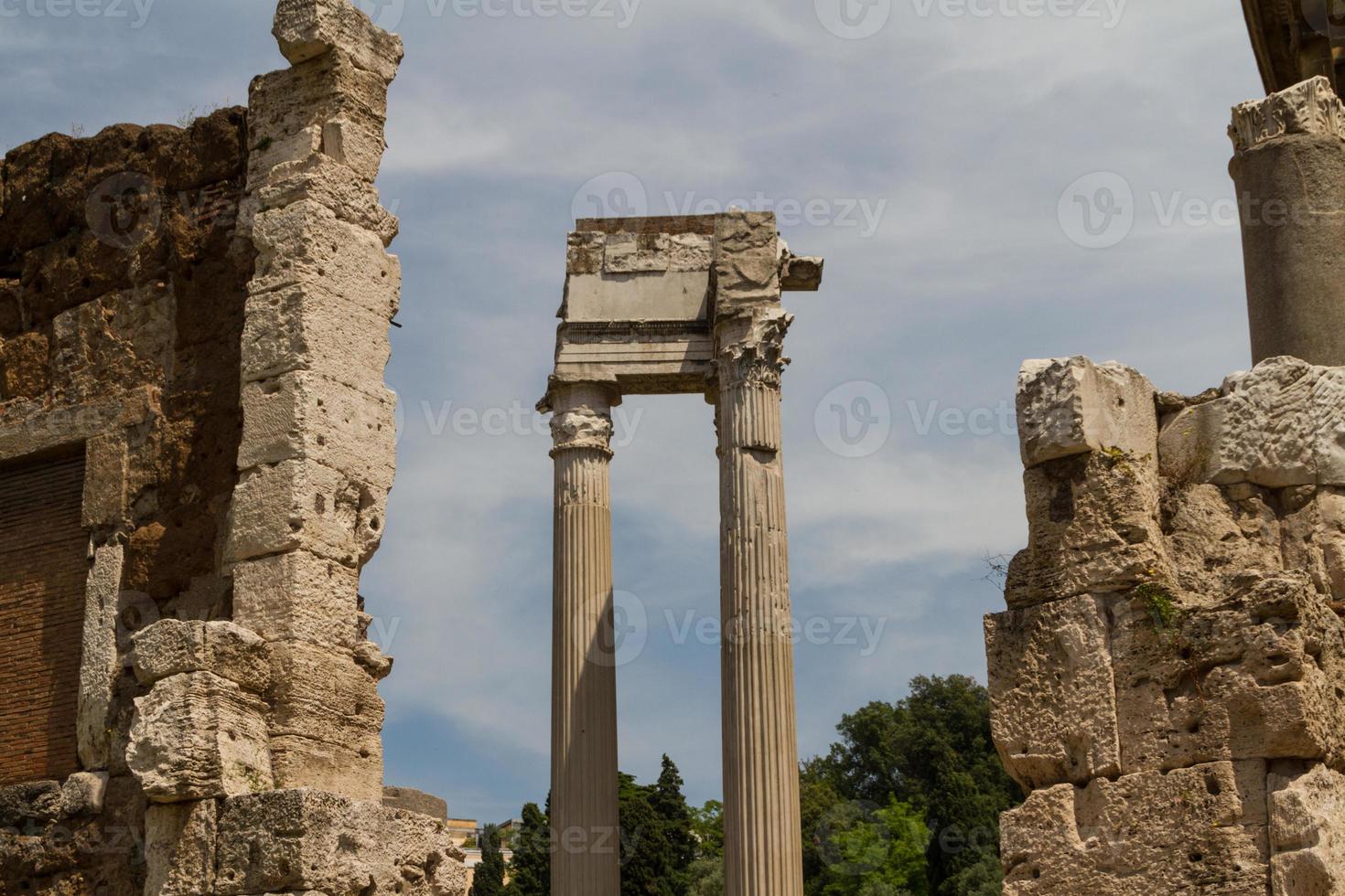ruínas do teatro di marcello, roma - itália foto