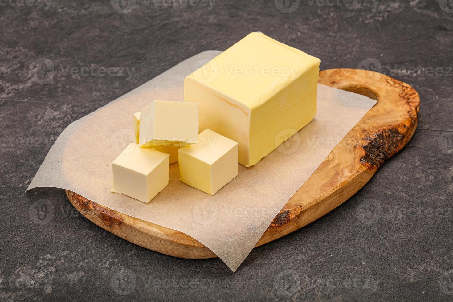 pedaço de manteiga amarela natural láctea foto