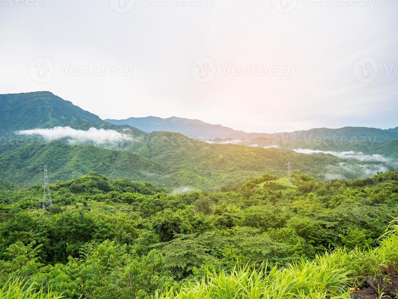 paisagem montanhosa com nuvens foto