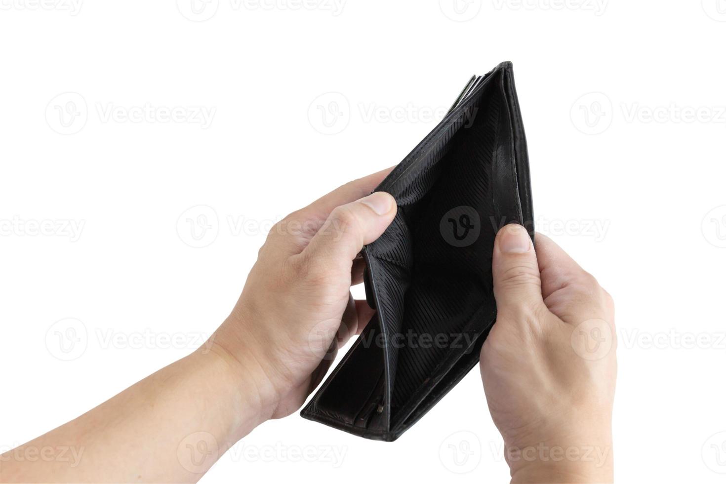 mão de um homem asiático com uma carteira aberta em branco sobre fundo branco isolado ou recorte com um traçado de recorte. conceito de crise econômica ou sem dinheiro. foto