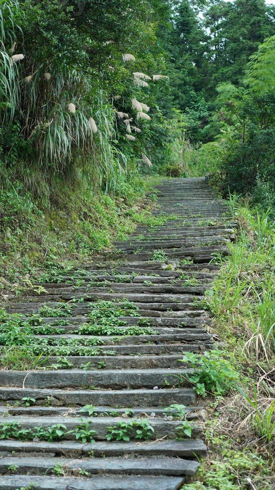 uma antiga vista de estrada de escalada feita pelas escadas de pedra na zona rural da china foto