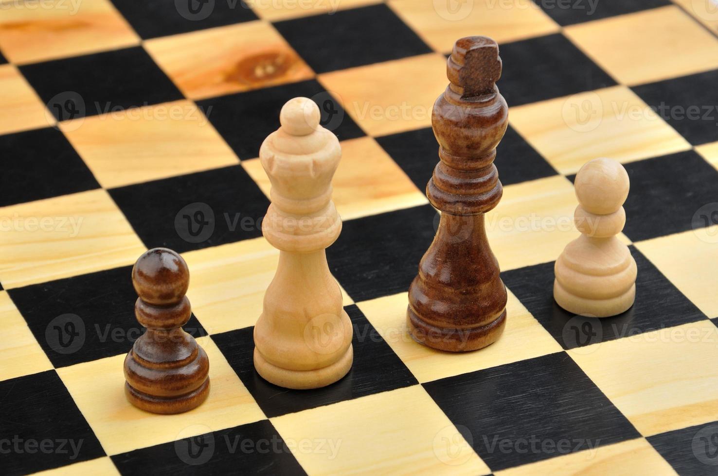 figuras de xadrez como família interracial foto