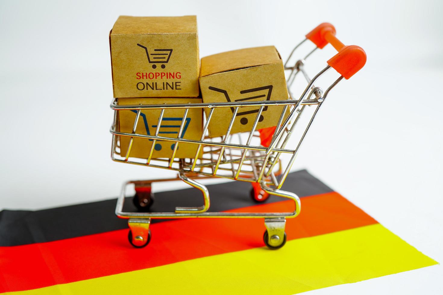 compras on-line, caixa de carrinho de compras na bandeira da alemanha, exportação de importação, comércio financeiro. foto