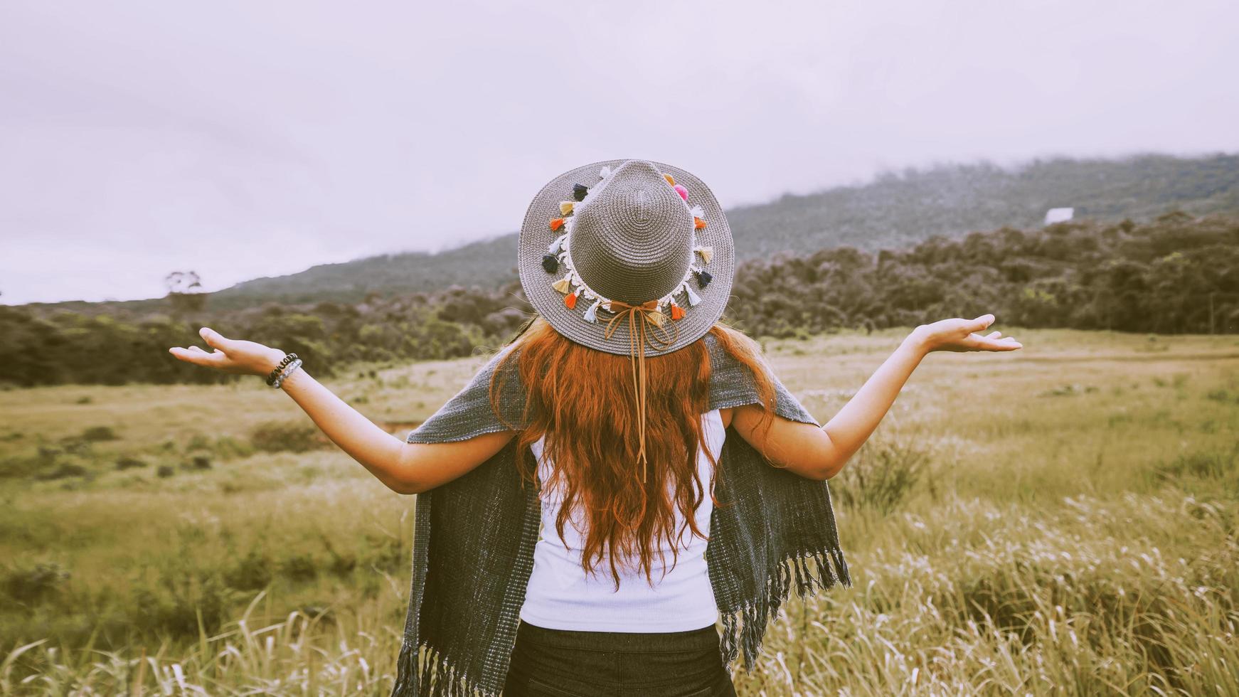 mulheres asiáticas viajam relaxam no feriado. em uma pastagem verde. foto