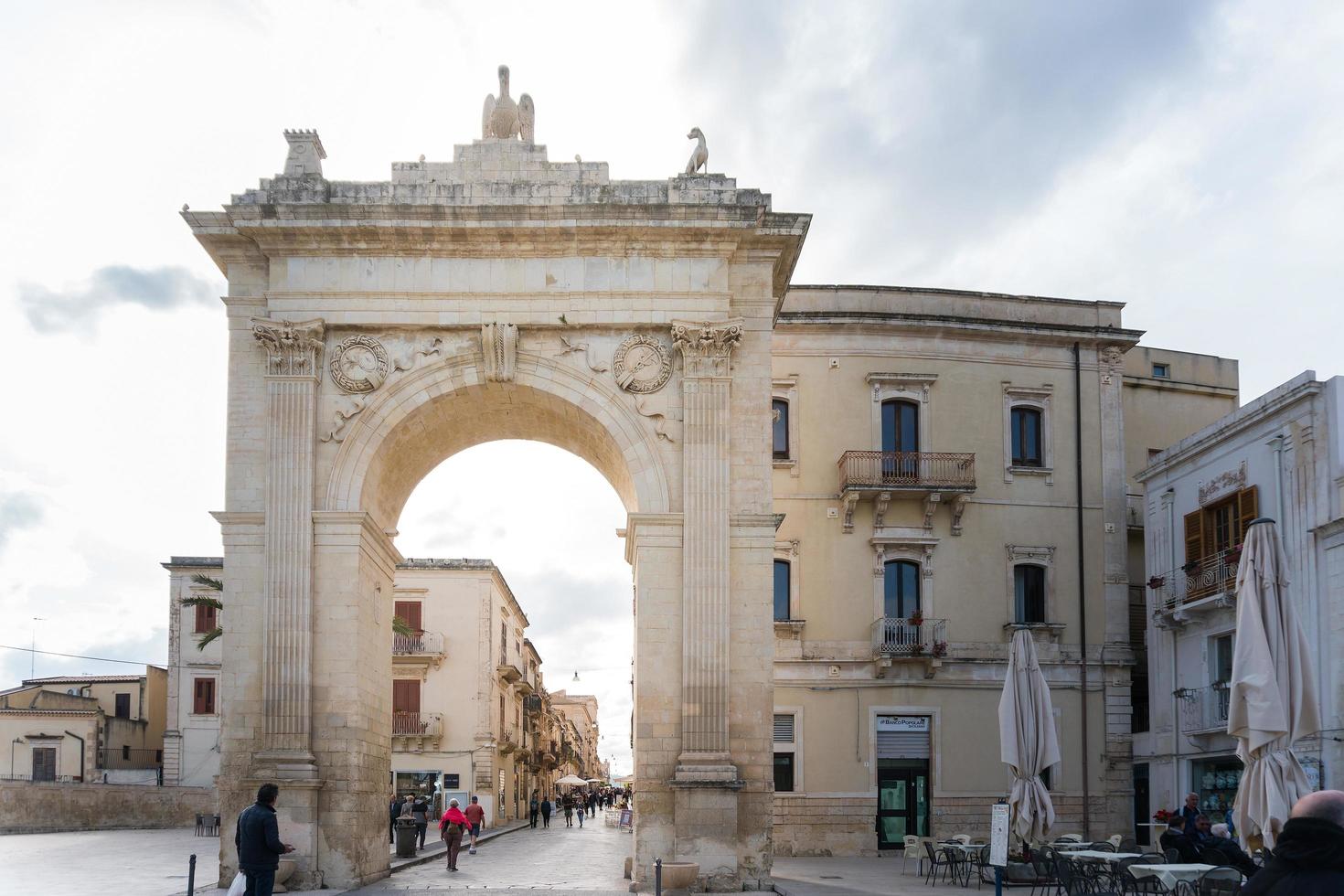 noto, itália-7 de maio de 2022 vista da porta real para a entrada do país durante um dia ensolarado foto