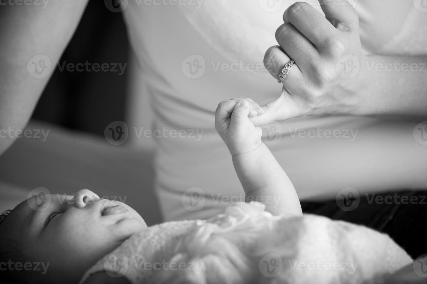 bebê e mãe de mãos dadas foto