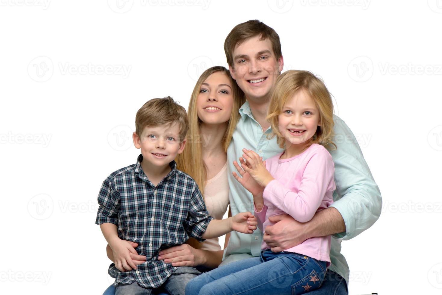 sorrindo jovem família de quatro posando foto