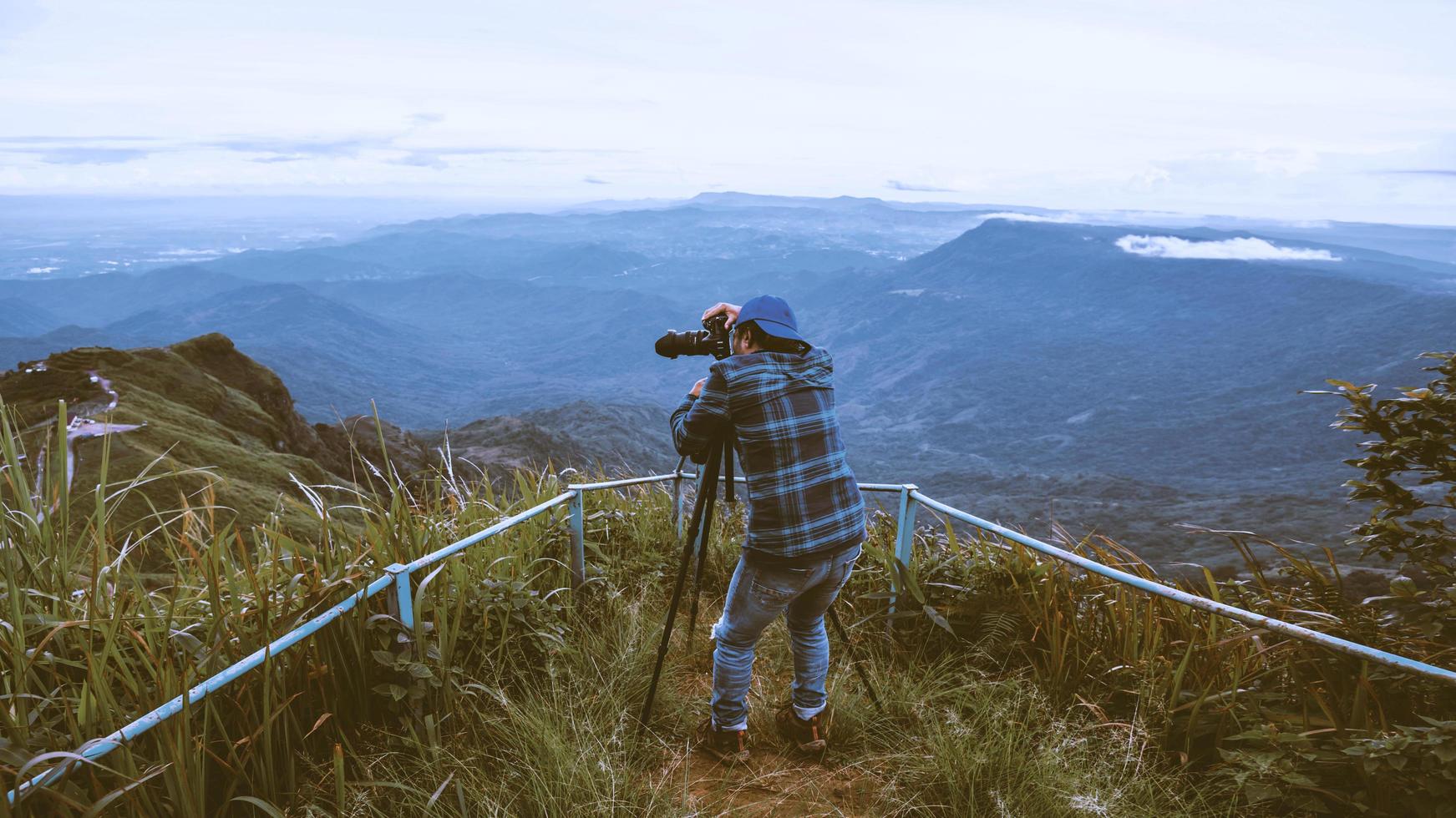 homens asiáticos viajam relaxam no feriado. fotografar paisagem na montanha. Tailândia foto