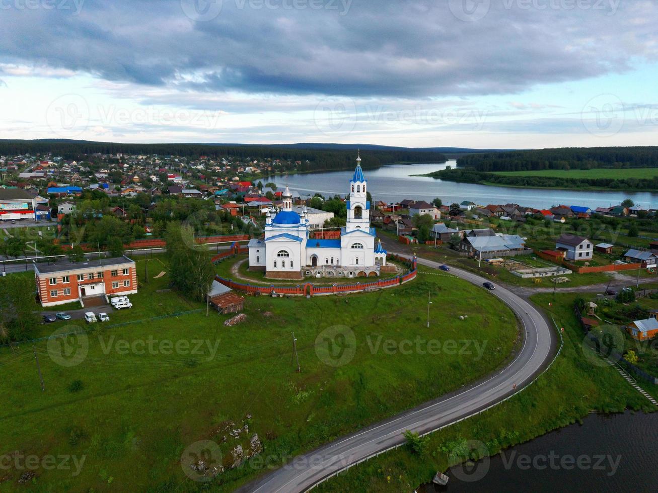 uma antiga vila de igreja ortodoxa na margem do rio. foto