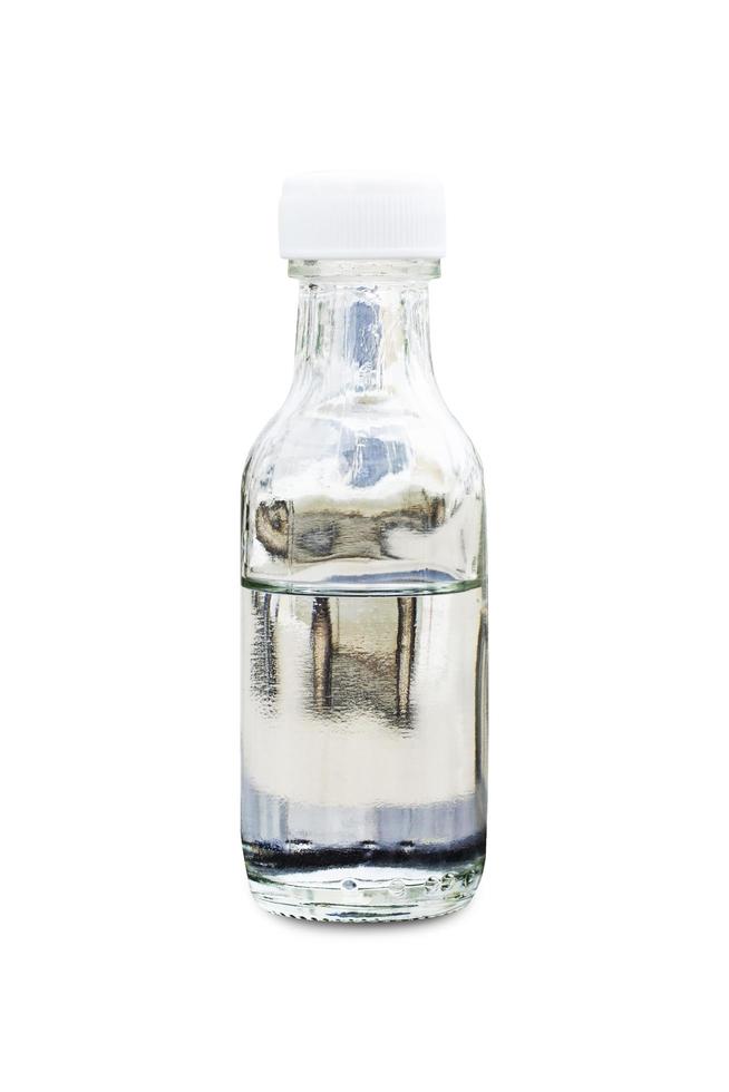 garrafa de vidro isolada no fundo branco com traçado de recorte. foto