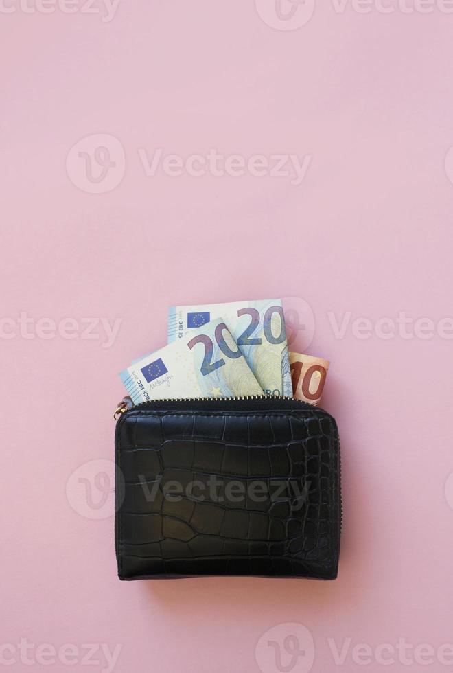 carteira e dinheiro do euro. negócios, finanças, economia, conceito bancário. copie o espaço. pano de fundo para notícias econômicas. foto