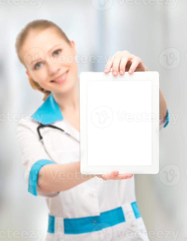 médico mulher segurando um computador tablet branco em branco foto