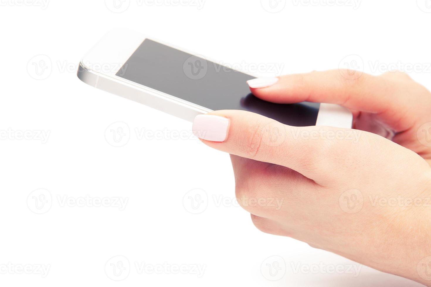 mão segurando o smartphone branco com tela em branco no branco backgro foto