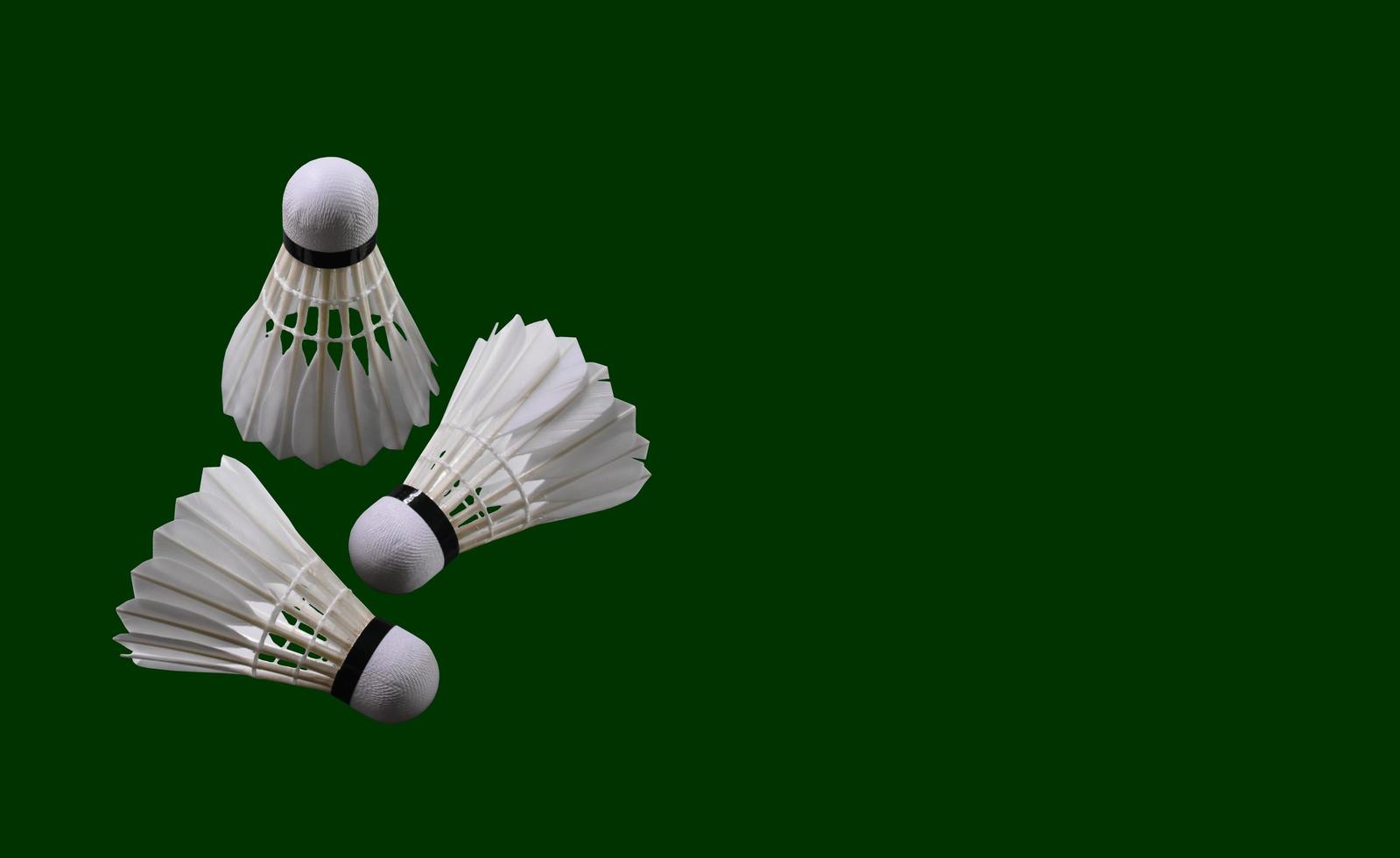 petecas de penas de badminton isoladas com traçados de recorte. foto