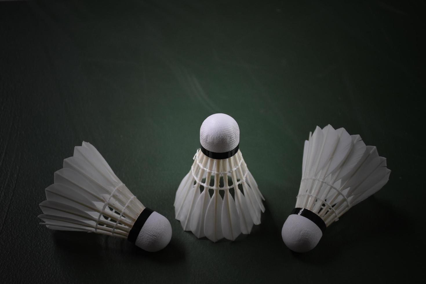 petecas de penas de badminton isoladas com traçados de recorte. foto