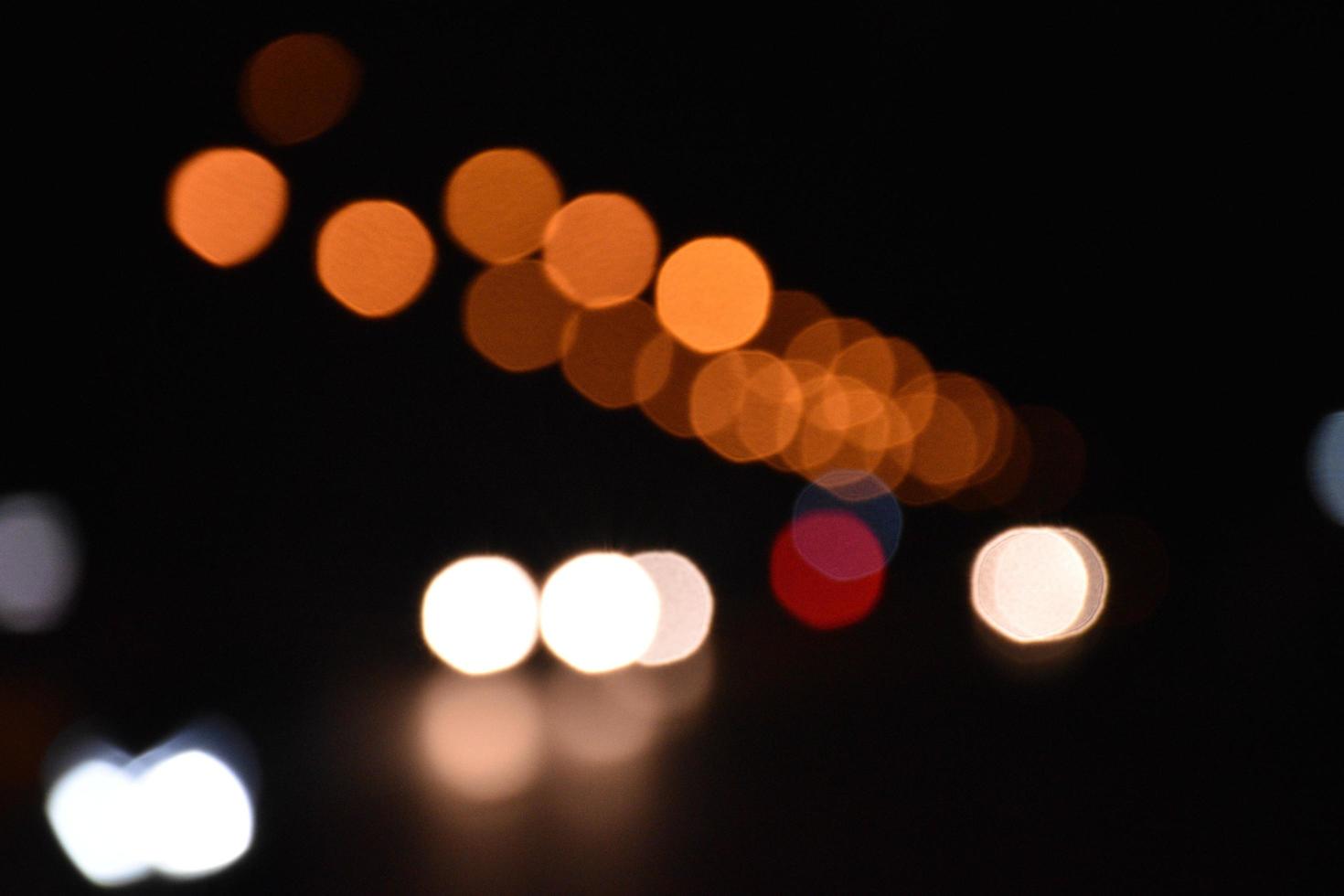 bokeh luz de rua à noite. foto