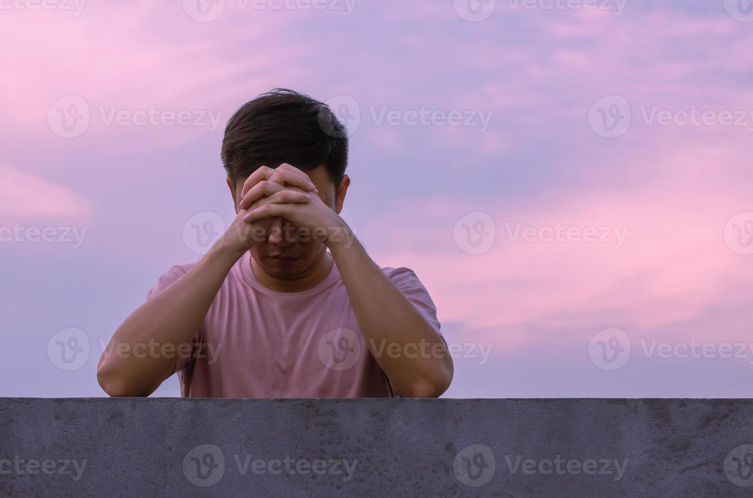 homem deprimido miserável asiático fica sozinho com o fundo do céu. depressão e conceito de saúde mental. foto