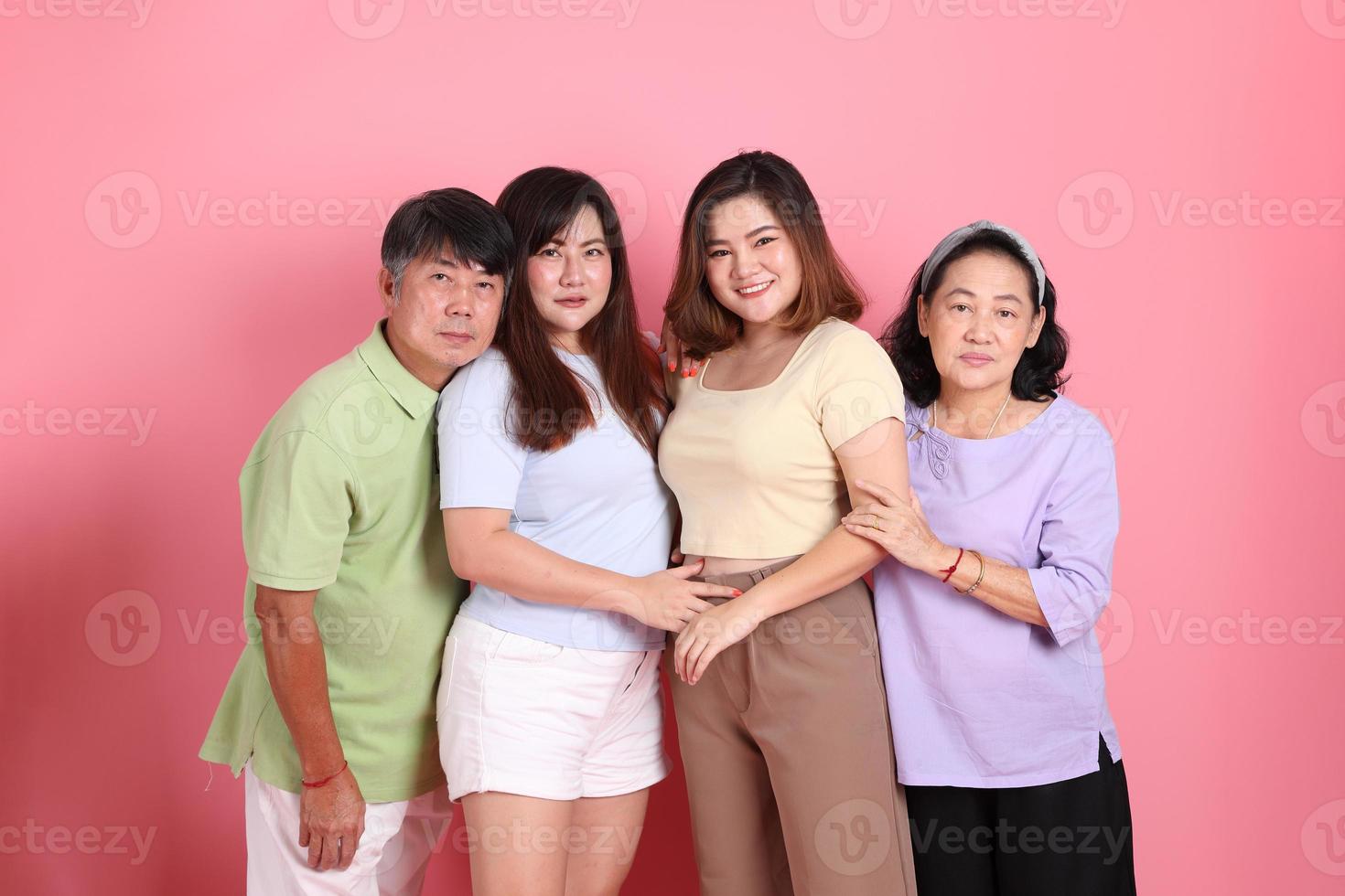 feliz família asiática foto