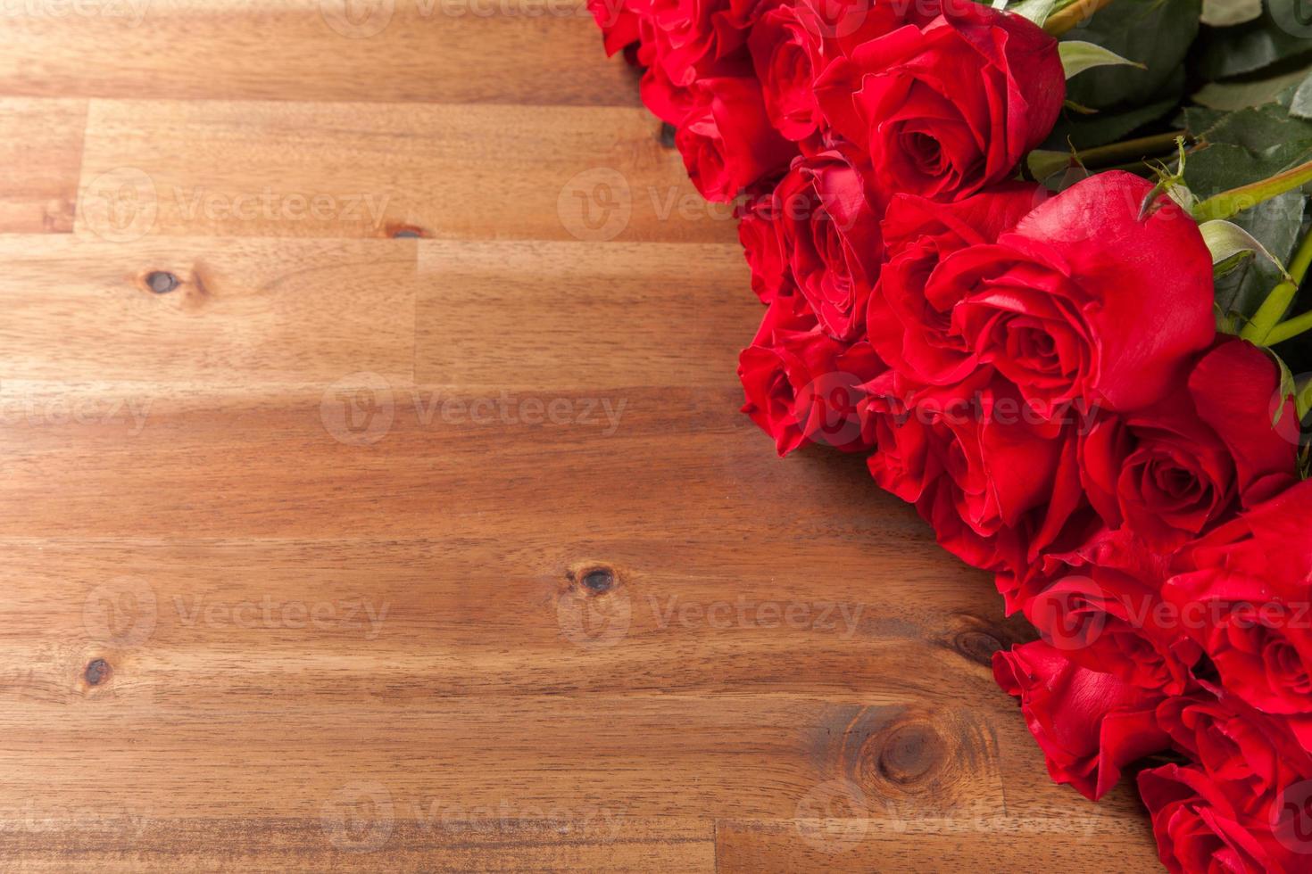 buquê de rosas na mesa de madeira foto