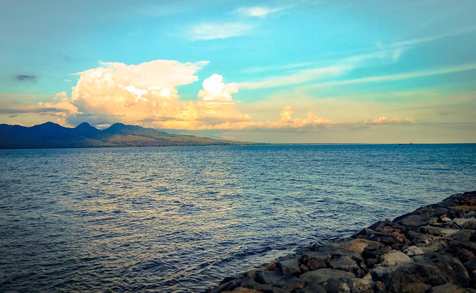 bela vista na praia quando o tempo está ensolarado à tarde foto